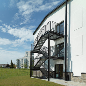 Raka trappor exteriört – Rak trappa med vilplan, lackerad svart. Äldreboende Vellinge