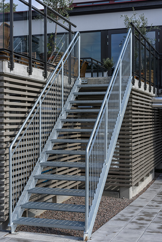 Raka trappor exteriört – Rak trappa med trappsteg av gallerdurk. Riviera Hotell, Båstad