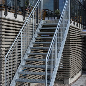 Raka trappor exteriört – Rak trappa med trappsteg av gallerdurk. Riviera Hotell, Båstad