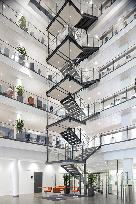 Raka trappor design – Rak trappa med räcke av glas. Handledare och trappsteg av trä.