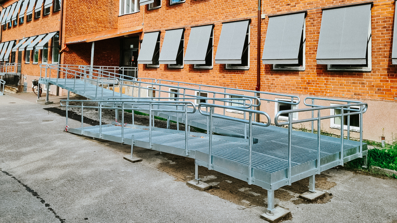 Scheeleskolan – olika handikappramper i varierande lösningar. Standardutförande med förlängda handledare, varmförzinkade.