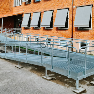Scheeleskolan – olika handikappramper i varierande lösningar. Standardutförande med förlängda handledare, varmförzinkade.