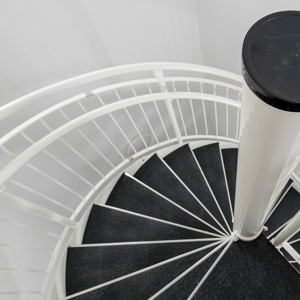 Spiraltrappor interiört – Spiraltrappa med plåtsteg, textilmatta. Vitlackerad. Åkarevägen 1, Mölnlycke.