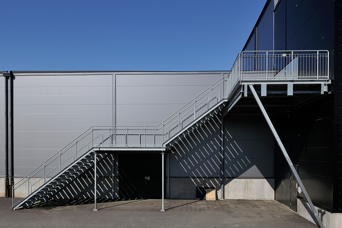 Raka trappor exteriört – Rak trappa, steg med sättstegslist och plan av tät lättdurk (TLD). Barnsäkra räcken. Stadium Arena Norrköping