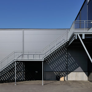 Raka trappor exteriört – Rak trappa, steg med sättstegslist och plan av tät lättdurk (TLD). Barnsäkra räcken. Stadium Arena Norrköping