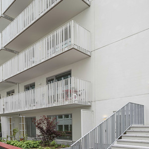 Designräcke – Specialdesignade räcken till balkonger och raka trappor. Balkongräcket lackerat.